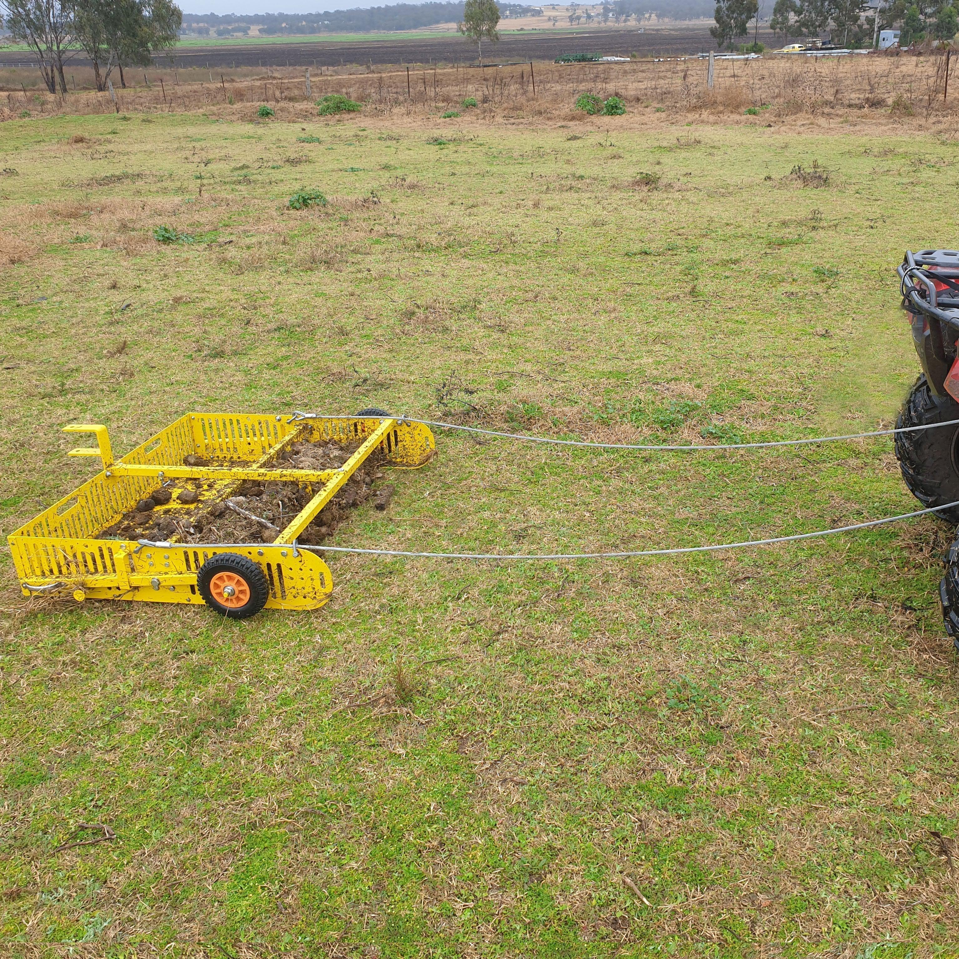 Lander - "Scoop'N'Tow" 2-in-1 Field Cleaner and Trailer